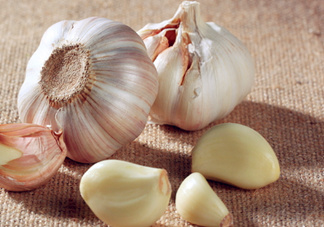 大蒜泡酒治什么病？大蒜泡酒有什么好處？