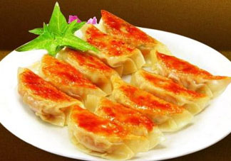 煎餃可以先蒸后煎嗎？煎餃?zhǔn)巧暹€是熟煎？