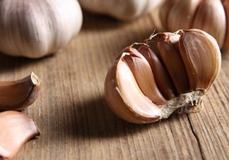 大蒜泡酒可以放冰糖嗎？什么藥酒中可以加冰糖？