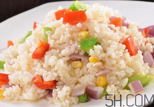 蛋炒飯為什么要用隔夜飯？蛋炒飯可以用熱飯嗎？