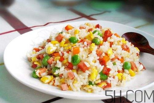 蛋炒飯為什么要用隔夜飯？蛋炒飯可以用熱飯嗎？