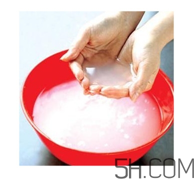淘米水可以每天洗臉嗎 每天用淘米水洗臉有什么好處 淘米水可以每天洗臉嗎 每天用淘米水洗臉有什么好處