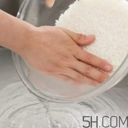 淘米水可以每天洗臉嗎 每天用淘米水洗臉有什么好處 淘米水可以每天洗臉嗎 每天用淘米水洗臉有什么好處