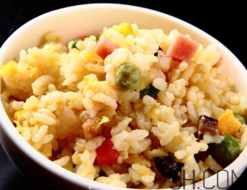 蛋炒飯?jiān)趺闯吹囊涣Ａ＃?炒飯如何粒粒分明？