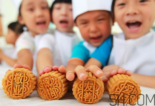 中秋吃月餅從什么時(shí)候流傳下來的？小龍蝦月餅?zāi)睦锟梢再I到