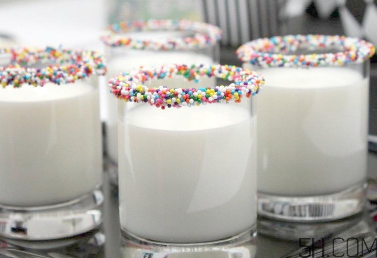 牛奶的營養(yǎng)價(jià)值 牛奶的功效與作用 牛奶的營養(yǎng)價(jià)值 牛奶的功效與作用