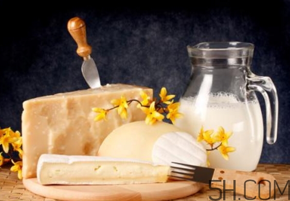 早上喝牛奶豐胸嗎？早上喝牛奶會(huì)胖嗎？