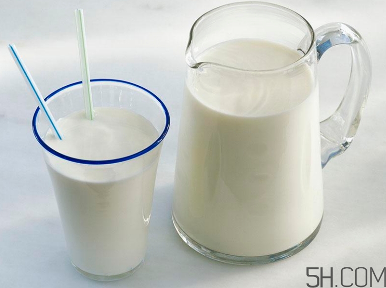 早上喝牛奶好還是晚上喝牛奶好？