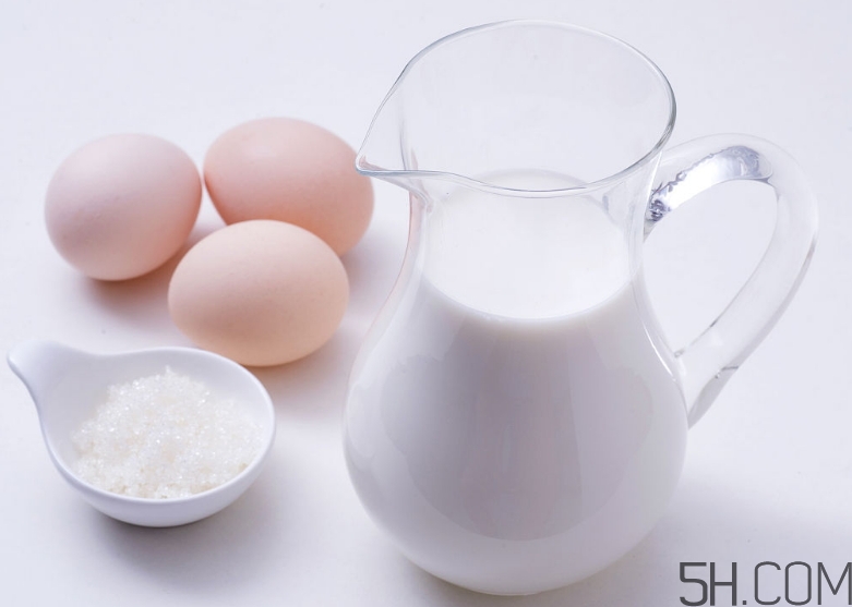 早上喝牛奶好還是晚上喝牛奶好？