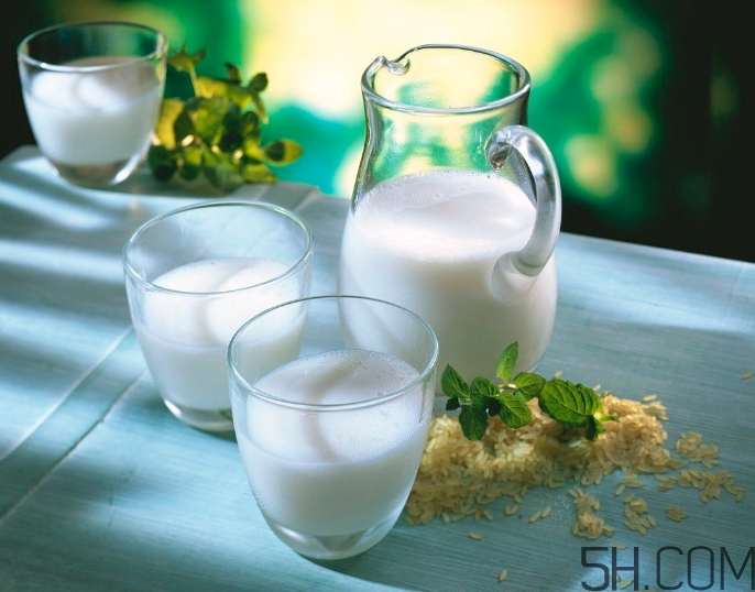 早上喝牛奶豐胸嗎？早上喝牛奶會(huì)胖嗎？