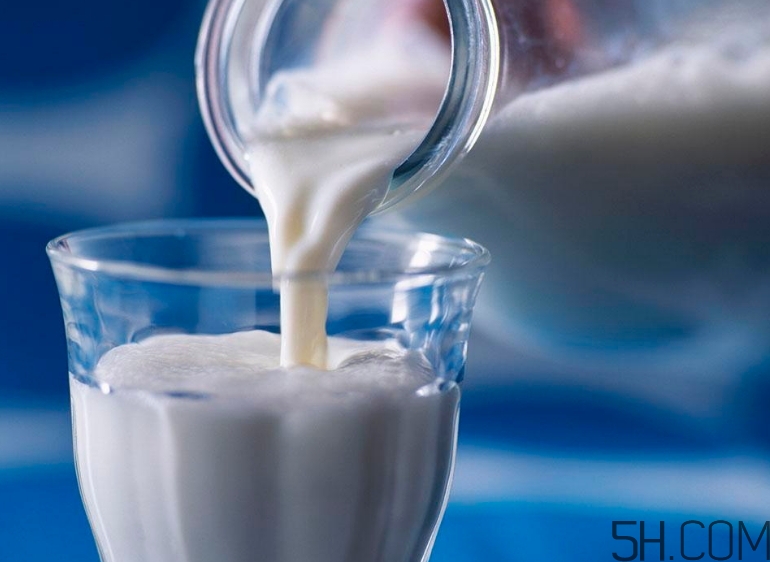 早上喝牛奶好還是晚上喝牛奶好？