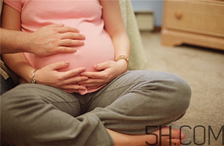 孕晚期真假宮縮怎么分辨？假性宮縮頻繁是快生了嗎？