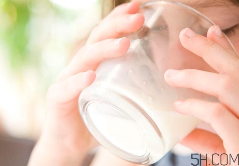 早上喝牛奶會(huì)長(zhǎng)高嗎？早上喝牛奶會(huì)變白嗎？