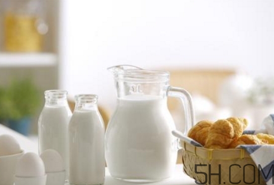 早上喝牛奶好還是晚上喝牛奶好？