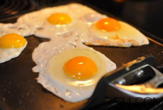 荷包蛋是煮的還是煎的？煎雞蛋還是煮雞蛋好？