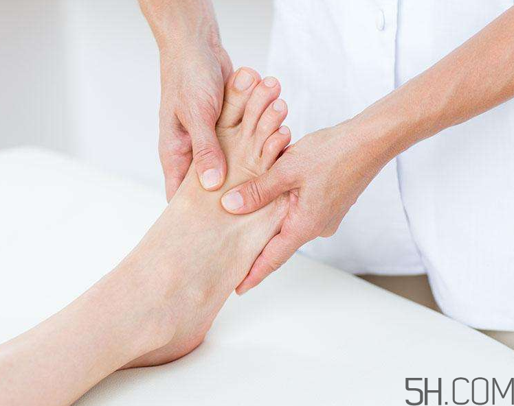 腳氣會引起灰指甲嗎？腳氣加灰指甲怎么治？