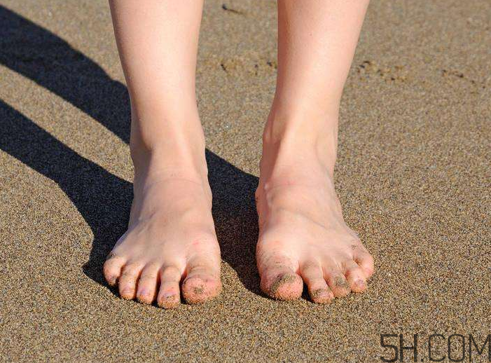 腳氣會引起灰指甲嗎？腳氣加灰指甲怎么治？