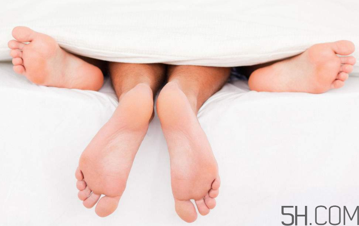 腳氣會引起灰指甲嗎？腳氣加灰指甲怎么治？