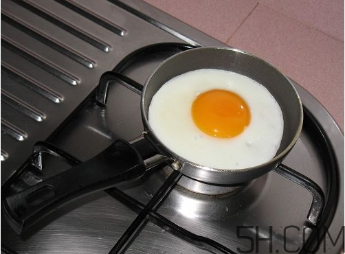 煎雞蛋為什么會炸 煎雞蛋怎么不炸鍋 煎雞蛋為什么會炸 煎雞蛋怎么不炸鍋