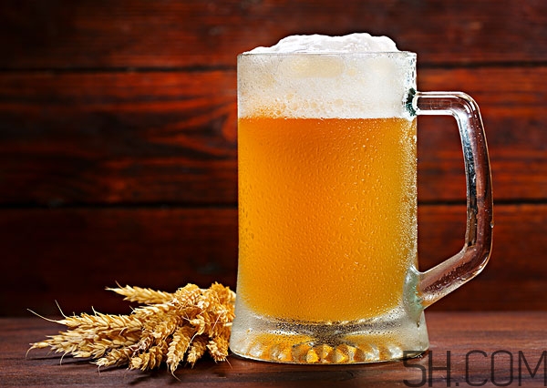 每天用啤酒洗頭發(fā)好嗎 用啤酒洗頭的正確方法 每天用啤酒洗頭發(fā)好嗎 用啤酒洗頭的正確方法