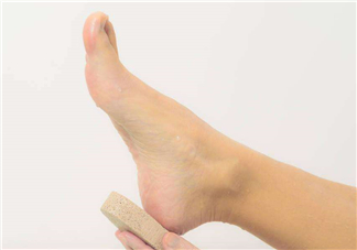 腳氣是什么原因引起的？腳氣是濕氣重引起的嗎?