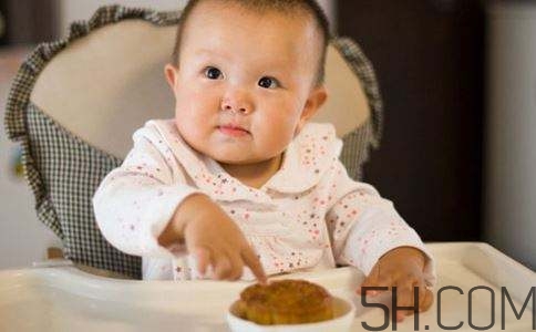 寶寶多大可以吃月餅？寶寶吃月餅會上火嗎？