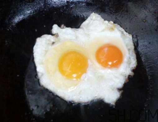 煎雞蛋為什么會炸 煎雞蛋怎么不炸鍋 煎雞蛋為什么會炸 煎雞蛋怎么不炸鍋