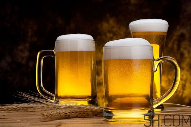 每天用啤酒洗頭發(fā)好嗎 用啤酒洗頭的正確方法 每天用啤酒洗頭發(fā)好嗎 用啤酒洗頭的正確方法