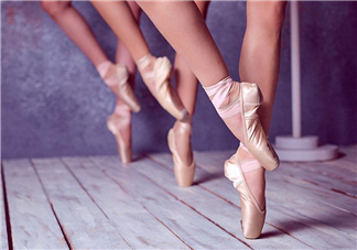 腳氣會(huì)引起灰指甲嗎？腳氣加灰指甲怎么治？