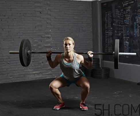 杠鈴深蹲練什么肌肉？杠鈴深蹲的好處