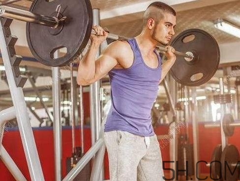 杠鈴深蹲練什么肌肉？杠鈴深蹲的好處