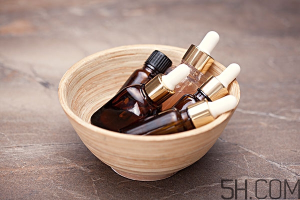 精油擦臉有什么好處 精油擦臉上需要清洗嗎 精油擦臉有什么好處 精油擦臉上需要清洗嗎