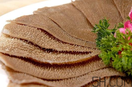 牛百葉和毛肚是一個(gè)東西嗎？牛百葉上面有層黑皮能吃嗎？