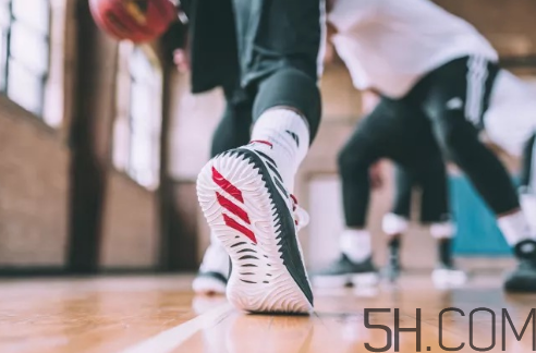 adidas dame 4多少錢？阿迪達斯利拉德四代上腳效果