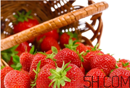 草莓怎么保存不會發(fā)霉？摘草莓小技巧
