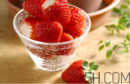 草莓怎么保存不會發(fā)霉？摘草莓小技巧
