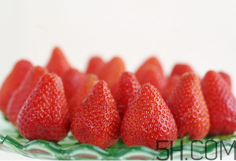 草莓都有哪些熱門品種？草莓怎么放不容易壞？