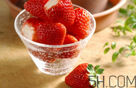 草莓怎么洗不會爛掉？草莓農(nóng)藥殘留為什么多？