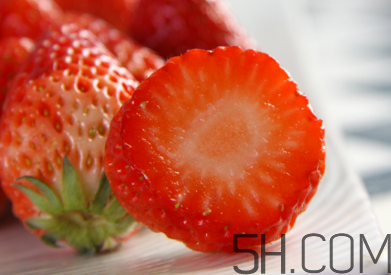 幾月份是摘草莓的季節(jié)？草莓榨汁搭配什么好喝？