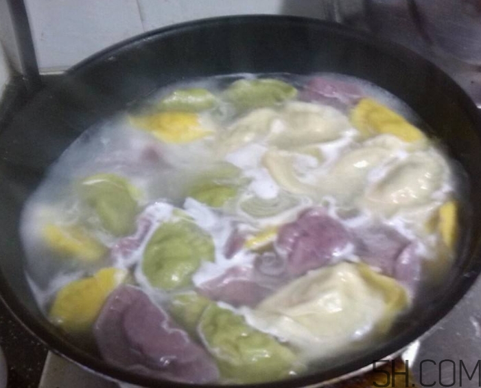 煮餃子用冷水還是熱水？煮餃子用大火還是小火？