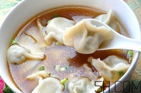 煮餃子用冷水還是熱水？煮餃子用大火還是小火？