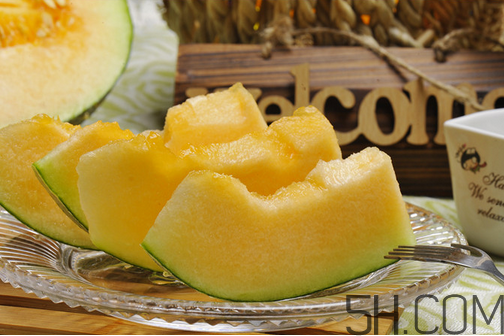 空腹吃哈密瓜好嗎？密瓜爛了一塊能吃嗎？