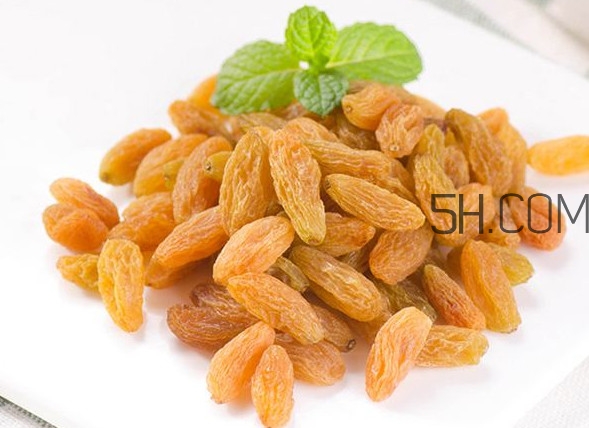 葡萄干泡水喝有什么好處？葡萄干吃之前需要洗嗎