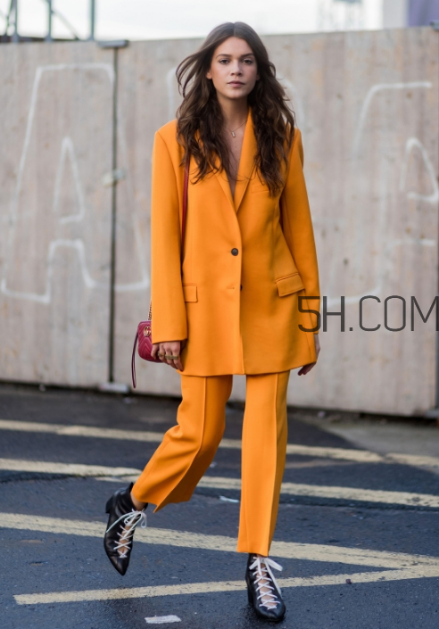 黃色西裝怎么搭配好看？黃色西裝搭配圖片