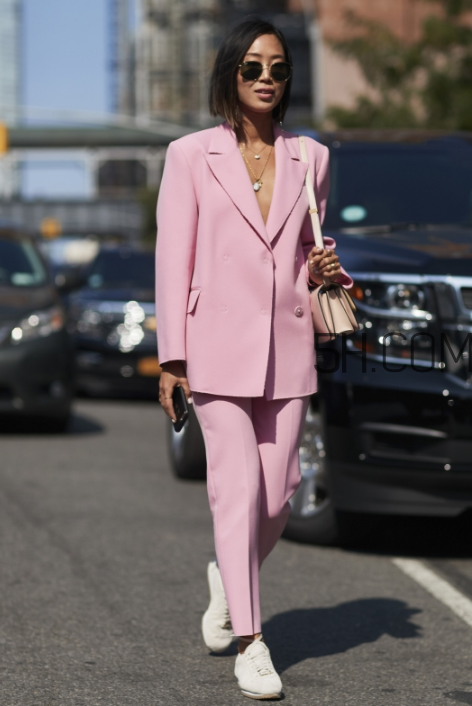 西裝配運(yùn)動(dòng)鞋好看嗎？西裝配運(yùn)動(dòng)鞋怎么穿？