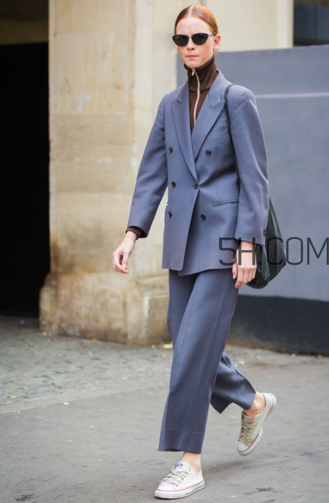 西裝配運(yùn)動(dòng)鞋好看嗎？西裝配運(yùn)動(dòng)鞋怎么穿？