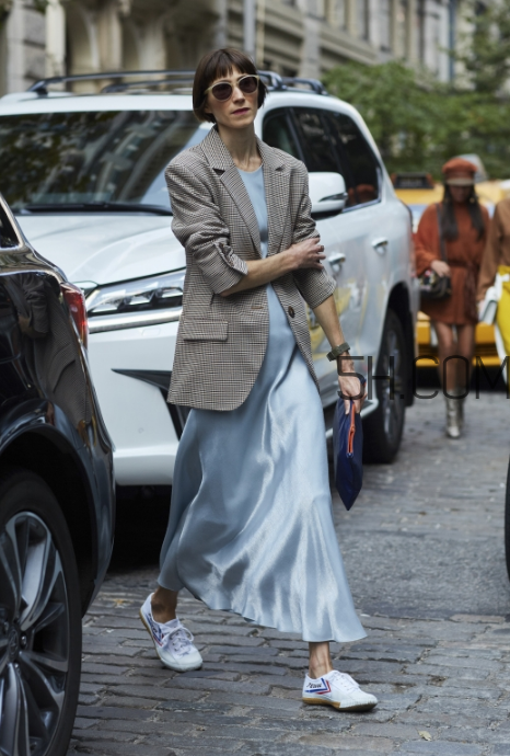 西裝配運(yùn)動(dòng)鞋好看嗎？西裝配運(yùn)動(dòng)鞋怎么穿？