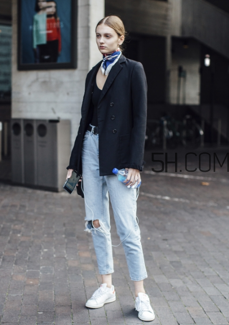 西裝配運(yùn)動(dòng)鞋好看嗎？西裝配運(yùn)動(dòng)鞋怎么穿？