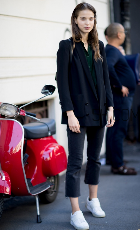 西裝配運(yùn)動(dòng)鞋好看嗎？西裝配運(yùn)動(dòng)鞋怎么穿？