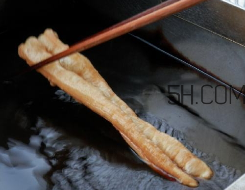 油條為什么要放小蘇打 油條不放小蘇打可以嗎 油條為什么要放小蘇打 油條不放小蘇打可以嗎